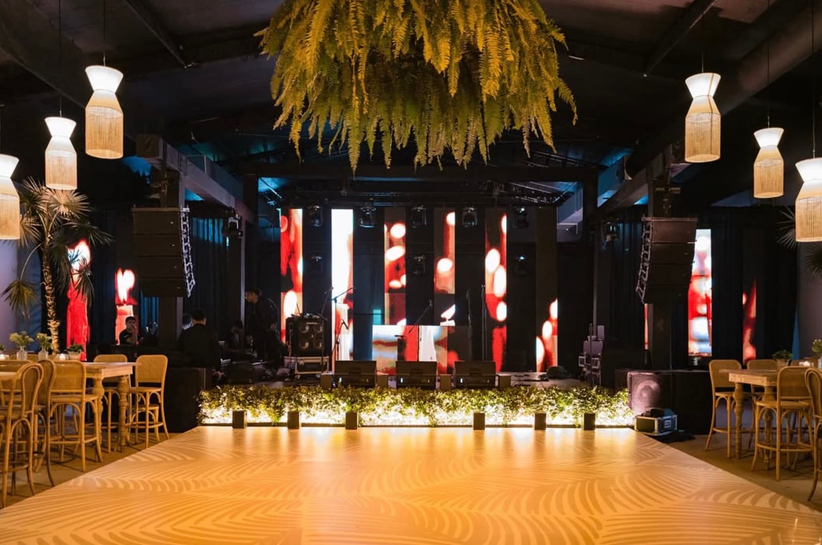 Escenario interior con pista de baile, lámparas y pantallas LED