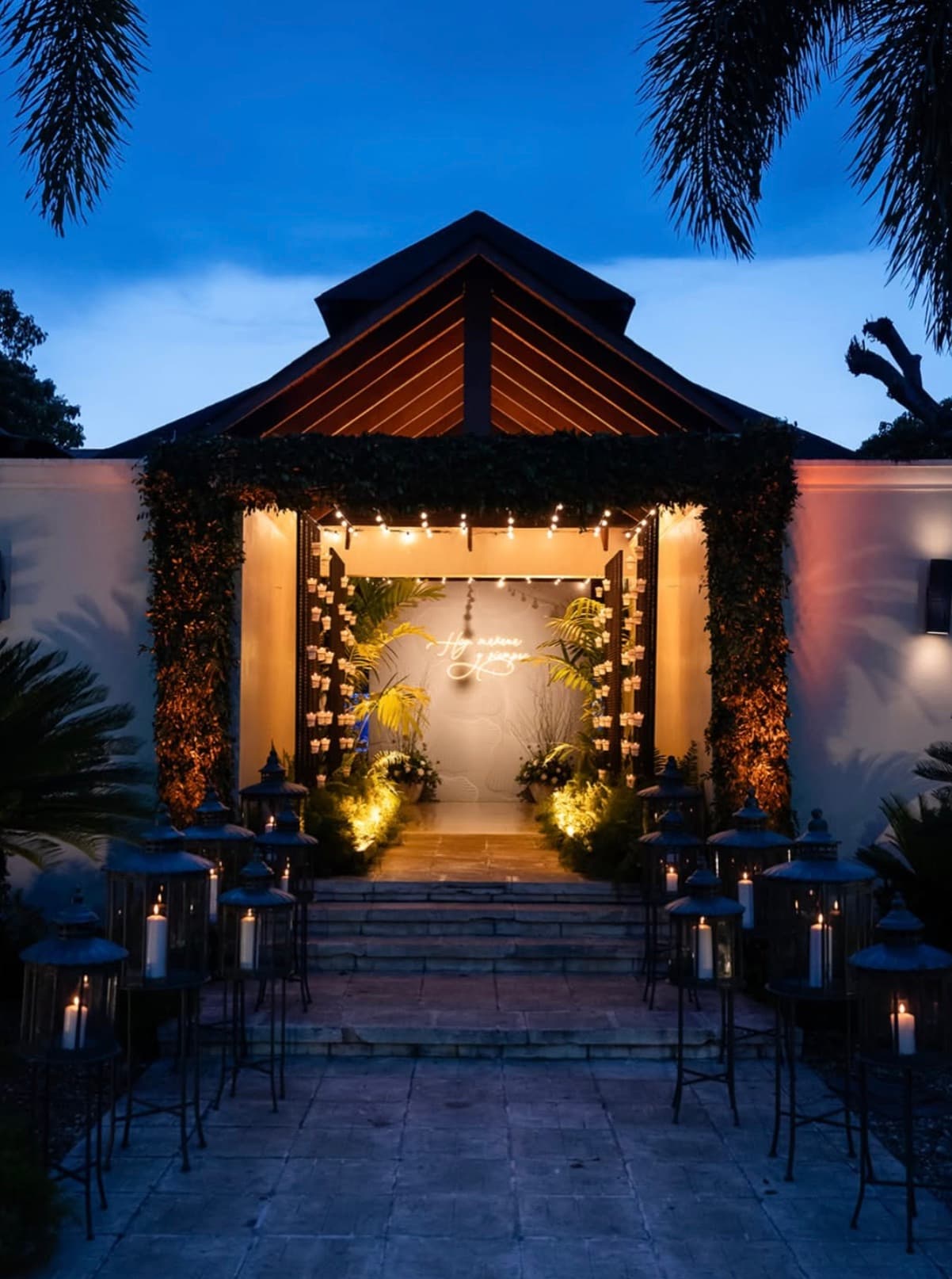 Entrada principal de CasaPalmera Tent iluminada para una boda de noche